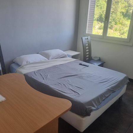 New Cheap Private Room, Kitchen , Overwieuw Sea,Tram On Spot, 12 Minutes From Nice Train Station With Tram , Beach In 17 Min Tram , Chambre Privee Pas Cher, Cuisine Equipee , Tram Sur Place, Apercu Mer, 12 Min De La Gare De Nice Avec Le Tram, 17 Min Szoba fotó