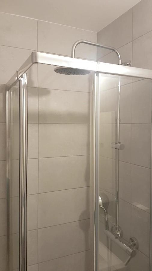 New Cheap Private Room, Kitchen , Overwieuw Sea,Tram On Spot, 12 Minutes From Nice Train Station With Tram , Beach In 17 Min Tram , Chambre Privee Pas Cher, Cuisine Equipee , Tram Sur Place, Apercu Mer, 12 Min De La Gare De Nice Avec Le Tram, 17 Min Kültér fotó