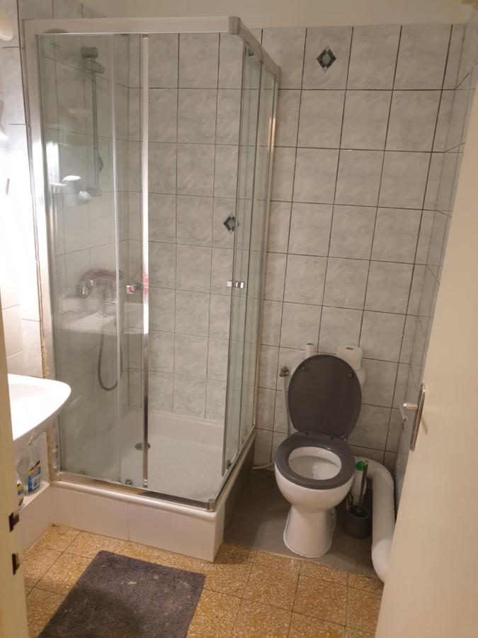 New Cheap Private Room, Kitchen , Overwieuw Sea,Tram On Spot, 12 Minutes From Nice Train Station With Tram , Beach In 17 Min Tram , Chambre Privee Pas Cher, Cuisine Equipee , Tram Sur Place, Apercu Mer, 12 Min De La Gare De Nice Avec Le Tram, 17 Min Kültér fotó