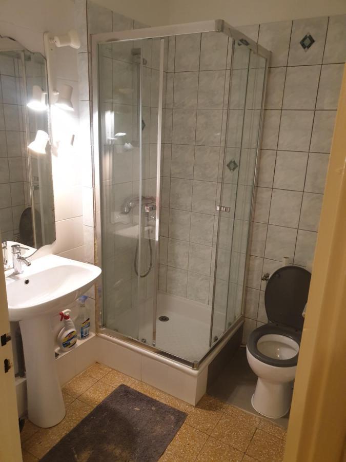 New Cheap Private Room, Kitchen , Overwieuw Sea,Tram On Spot, 12 Minutes From Nice Train Station With Tram , Beach In 17 Min Tram , Chambre Privee Pas Cher, Cuisine Equipee , Tram Sur Place, Apercu Mer, 12 Min De La Gare De Nice Avec Le Tram, 17 Min Kültér fotó