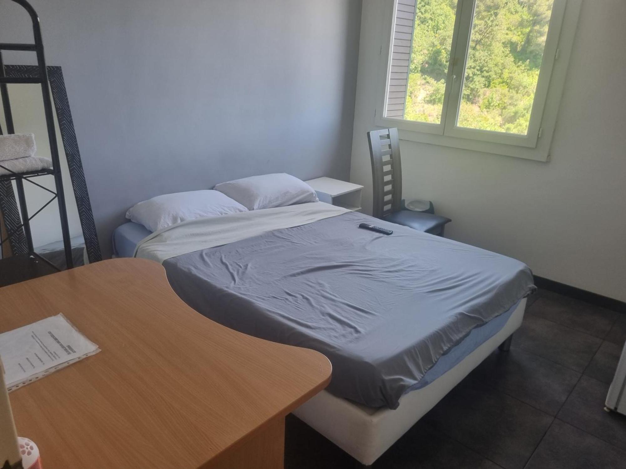 New Cheap Private Room, Kitchen , Overwieuw Sea,Tram On Spot, 12 Minutes From Nice Train Station With Tram , Beach In 17 Min Tram , Chambre Privee Pas Cher, Cuisine Equipee , Tram Sur Place, Apercu Mer, 12 Min De La Gare De Nice Avec Le Tram, 17 Min Szoba fotó