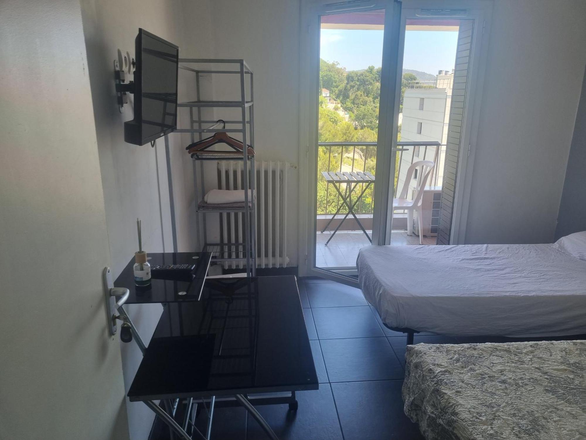 New Cheap Private Room, Kitchen , Overwieuw Sea,Tram On Spot, 12 Minutes From Nice Train Station With Tram , Beach In 17 Min Tram , Chambre Privee Pas Cher, Cuisine Equipee , Tram Sur Place, Apercu Mer, 12 Min De La Gare De Nice Avec Le Tram, 17 Min Szoba fotó
